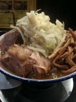 「豚入りラーメン+メンマ（850円+150円）/ニンニク・野菜」@ラーメン☆ビリーの写真