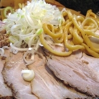 「全部乗せ油そば 小盛 1000円」@兎に角 松戸店の写真