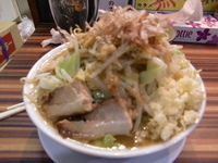 「ラーメン大盛り野菜ダブル辛めにんにく」@ラーメン・つけ麺 笑福 大阪西中島店の写真
