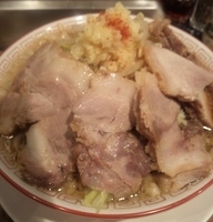 「豚野郎ラーメン（大盛り=サービス+にんにく増し）980円」@重厚煮干中華そば 大ふく屋 上野店の写真