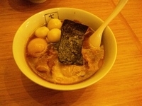 「醤油らーめん+味玉+白式部」@支那そばや イオンレイクタウン店の写真