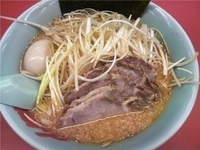「特製味噌ネギチャーシュー麺+ネギ+味玉+背脂」@ラーメン山岡家 さいたま宮前店の写真