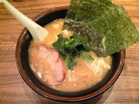 「ラーメン(濃い目、太麺、硬め、あぶら少な目)」@せい家 神保町店の写真