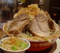 「豚野郎ラーメン 大盛り 980円（野菜トリプル・あぶら増し・紙エ」@重厚煮干中華そば 大ふく屋 上野店の写真