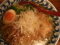 「鶏の塩らーめん 600円+小ご飯50円」@武藤製麺所の写真