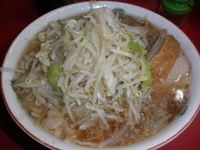 「小ブタ（800円）野菜・ニンニク」@ラーメン二郎 京急川崎店の写真