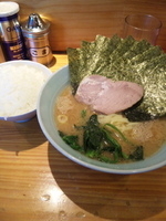 「ラーメンのり増しカタメ【700円】ライス無料」@横浜ラーメン 武蔵家 大井町店の写真