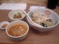 「赤つけ麺味玉トッピング+ミニ牛すじ丼」@もつの屋 足立車検場前店の写真