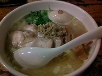 「白鶏らーめん+麺大盛り（my箸サービス）+味玉（ランチサービス）」@鶏の穴の写真