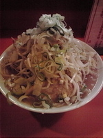 「ラーメン豚入り（2枚）…700円（野菜マシマシ・ねぎマシマシ・カ」@ちばからの写真