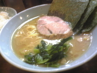 「らーめん+サービスライス」@横浜家系ラーメン 家家家 飯田橋店の写真