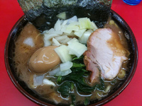 「ラーメン（麺固め）+たまねぎ+味玉」@ラーメン杉田家の写真