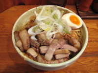 「汁なし（大盛）+炙りチャーシュー2枚（刻み）」@らーめん 破顔の写真