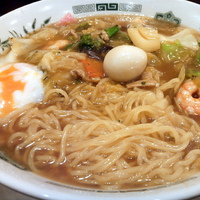 「五目らーめん￥560 + 麺大盛クーポン + サービス温泉玉子（」@日高屋 新宿三丁目店の写真