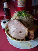 「笑三郎（ヤサイマシ、ニンニク少し）+いっちゃん増し」@笑堂の写真