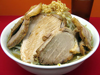 「ラーメン（ヤサイニンニク）@700+豚@200」@モッコリ豚の写真