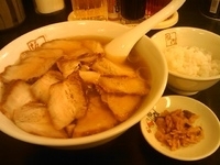 「焼豚ラーメン（細麺）@半ライス」@喜多方ラーメン 坂内 初台店の写真