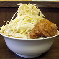 「大ラーメン豚入り 950円 やさいにんにく !」@蓮爾 さんこま店の写真