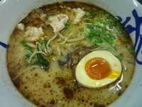 「黒とんこつ 550円 +替え玉 無料（ラーメンウォーカー福岡20」@一龍の写真