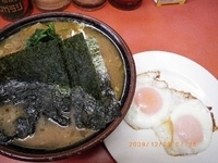 「ラーメン+目玉焼き」@ラーメン杉田家の写真