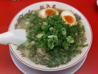 「特製醤油味玉ラーメン（麺固め、ねぎ多め）」@ラーメン魁力屋 都筑中原街道店の写真