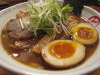 「醤油炙りほほ肉チャーシュー麺+半熟煮玉子」@麺や まるとも 浅草橋店の写真