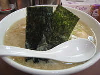 「ハッスルラーメン+半熟味付玉子」@ハッスルラーメンホンマ 錦糸町店の写真