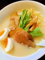 「謎の白ナベ（800円）」@焼豚ソバ 黒ナベの写真