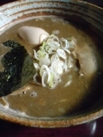 「煮魚出汁らーめん（ランチサービス味付玉子）」@つけめん 美豚 あきる野店の写真