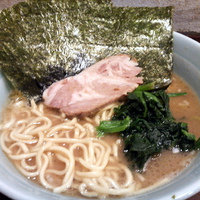 「ラーメン（麺硬め） ￥650 小ライスサービス」@麺家 黒の写真