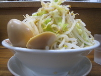「豚入りラーメン（味玉付 野菜多め・脂多め・味濃いめ）」@ラーメン麺徳 東上野店の写真
