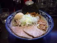 「燻玉油そば 普通盛」@兎に角 松戸店の写真