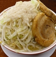 「豚入りラーメン（ヤサイ・アブラ）+生卵」@ラーメン 龍郎の写真