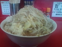 「小ラーメン700円+無料トッピング（ニンニク、アブラ）」@ドン-キタモトの写真