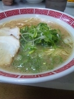 「赤のれんラーメン+炒飯+替え玉カタ」@ラーメン居酒屋 赤のれん&とん吉 総本店の写真