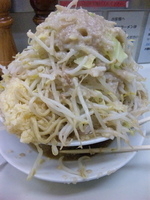 「ラーメン（野菜マシマシ/ニンニクマシマシ/アブラ）+小間ブタ+タ」@ラーメン大 我孫子店の写真