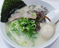 「ラーメン+味玉（50円）+替え玉無料=550円」@博多天神 渋谷南口店の写真