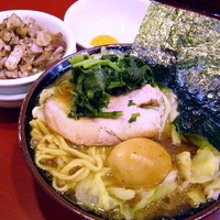 「ラーメン 630円 + キャベツ 50円 + 味付き玉子（赤玉）」@家系総本山 ラーメン吉村家の写真