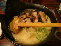 「黒麺+ぎょうざ」@らーめん本郷亭 名駅店の写真