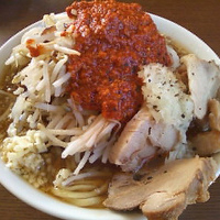 「ぶた入りオロチョンラーメン（ヤサイ、ヤクミマシ）650円」@にかいやの写真