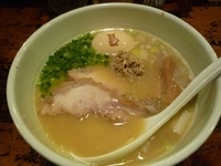 「白鶏らーめん（680円）+味玉（ランチタイムサービス）」@鶏の穴の写真