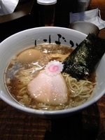 「背脂煮干し濃口醤油ラーメン にぼぶら + 味玉」@にぼぶらの写真