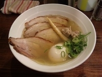 「特製塩らあめん+焼豚一枚」@らあめん元の写真