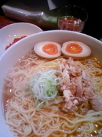 「かけ黒+ダブル+味玉+辛味噌+乱切りチャーシュー」@自然洞 麺舗の写真