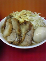 「ラーメン（ヤサイ、ニンニク、アブラ）700円+豚200円+味玉8」@モッコリ豚の写真