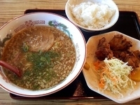 「◎から揚げ定食￥730+替玉2枚（￥240）」@おばちゃんラーメンの写真