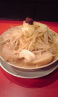 「豚ラーメン（ヤサイ・ニンニク・辛玉） 830円」@用心棒の写真
