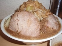「豚入りらーめん（350g）（950円）（ヤサイニンニクアブラ）」@ガッツリラーメン めんしろうの写真