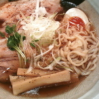 「醤油ラーメン（手打ち麺・麺硬め）¥600 チャーシュー¥100 」@麺や 松の写真