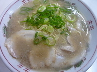 「ラーメン 600円 +焼き飯 600円（3人で1つ）」@八ちゃんラーメンの写真